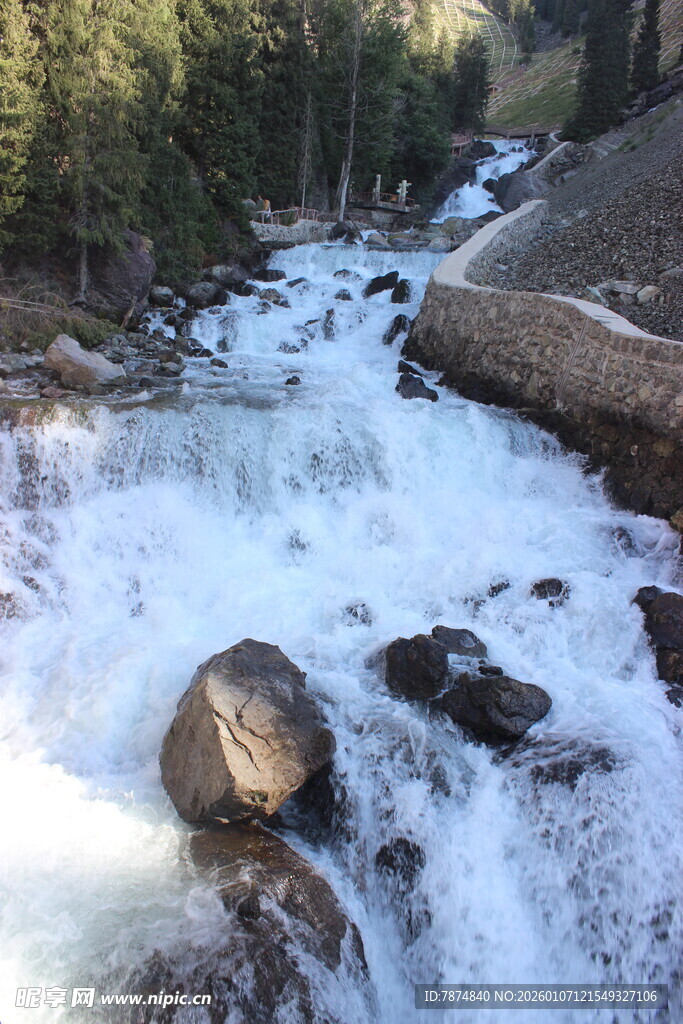 山间溪流奔腾的自然美景