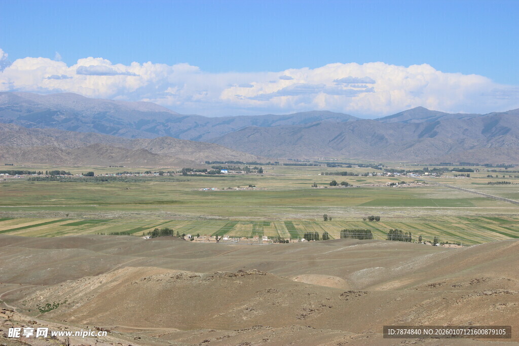 广袤田野与远山壮丽风光