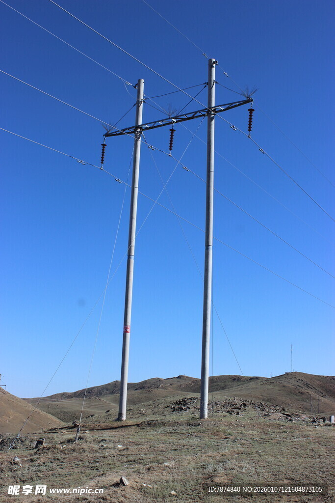 旷野中的高压输电电线杆