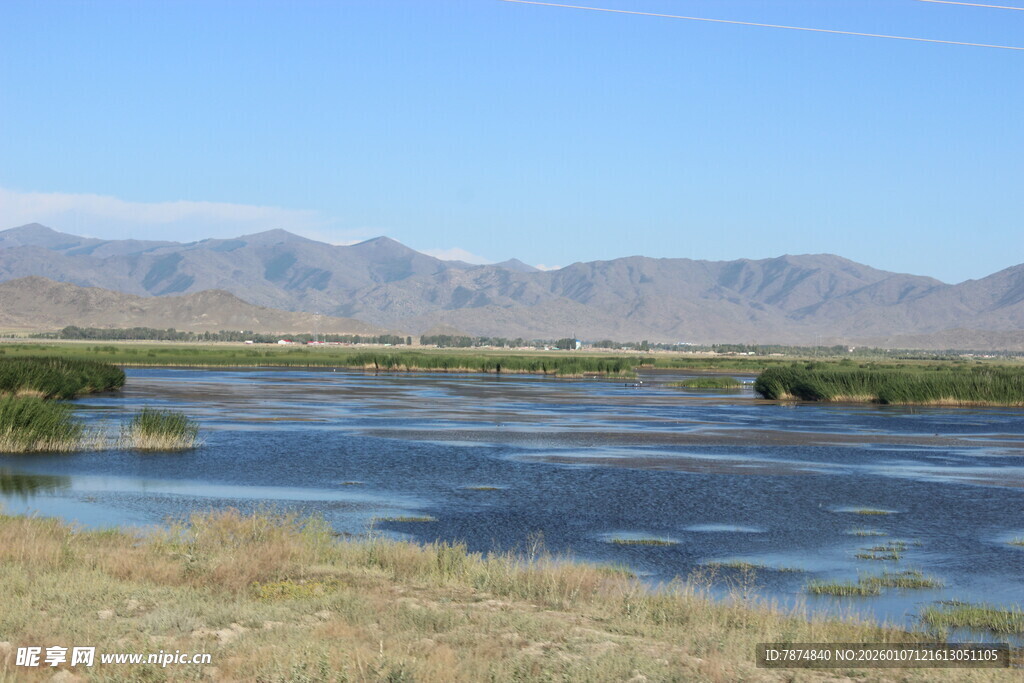 广袤水域与远山相映成景