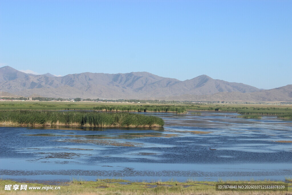 草原湖泊与远山美景