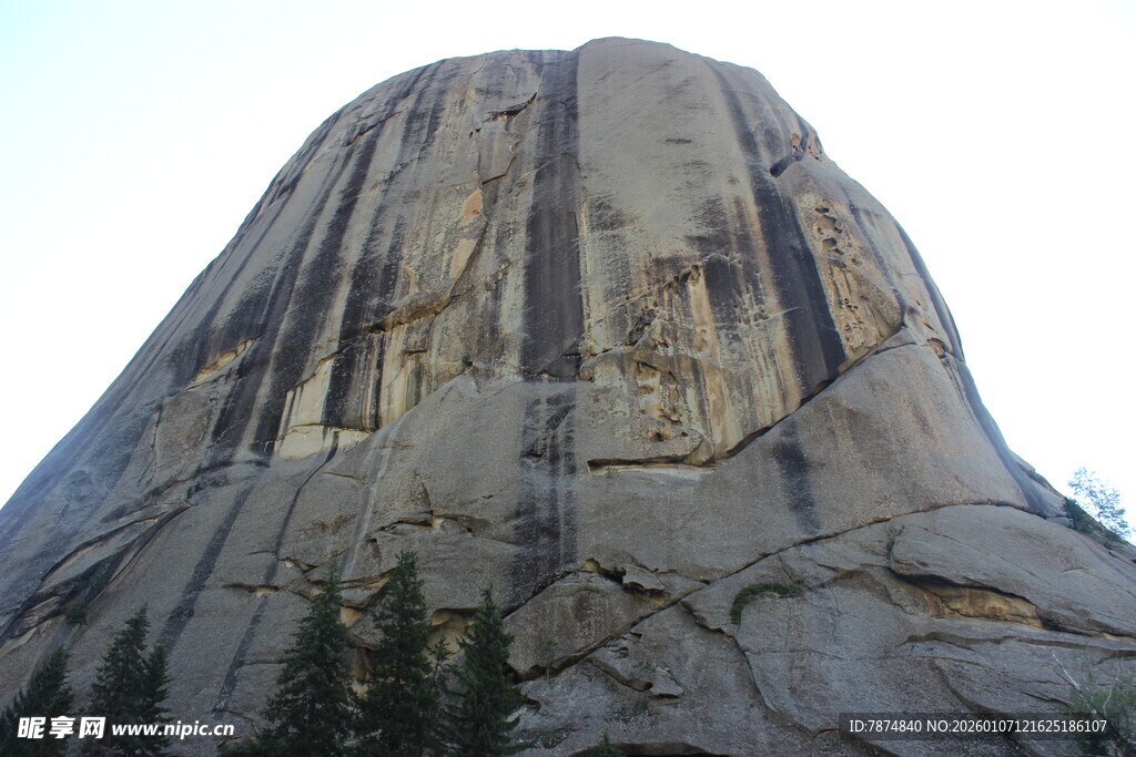 雄伟壮观的巨大岩石山峰