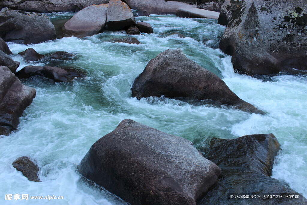 湍急溪流中的嶙峋怪石