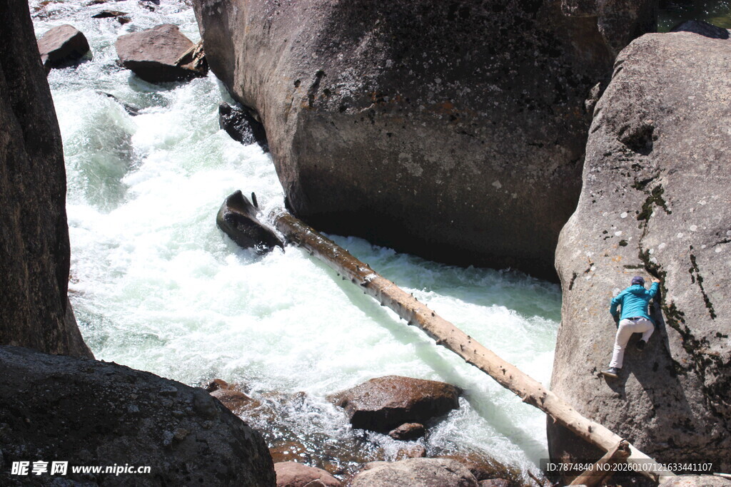 山间险径上的徒步者