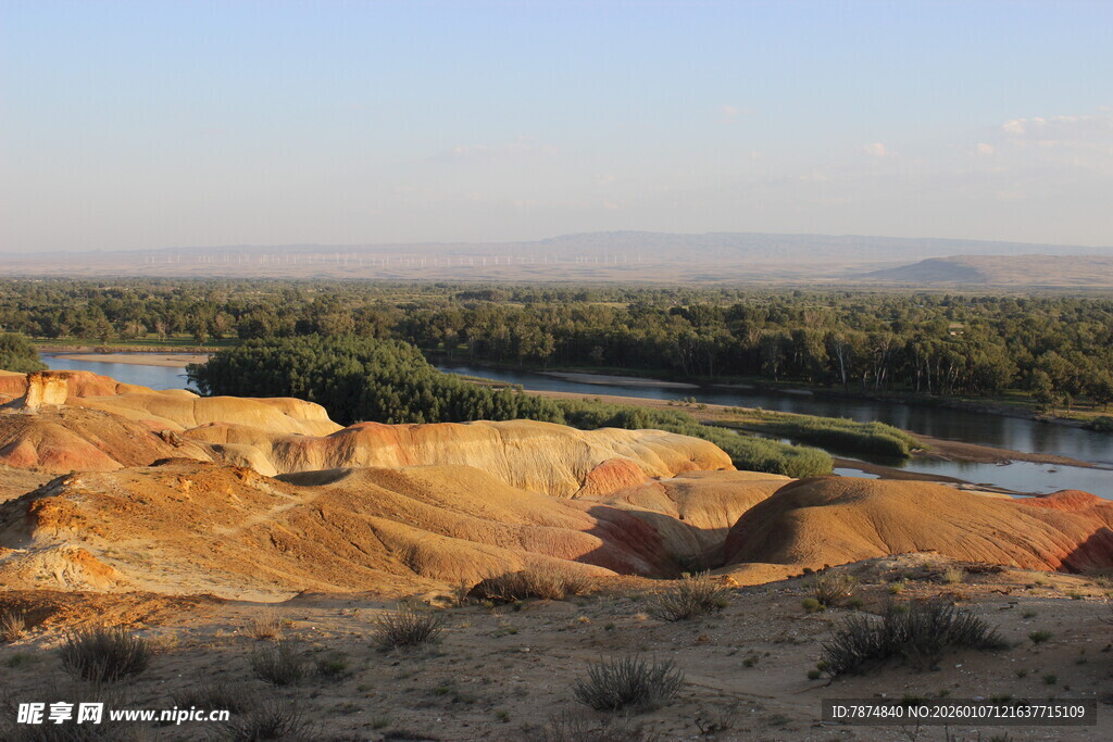 壮丽河岸丘陵景观