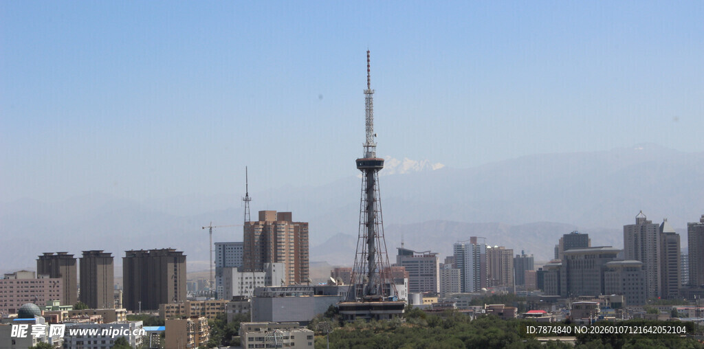 城市天际线中的高耸电视塔