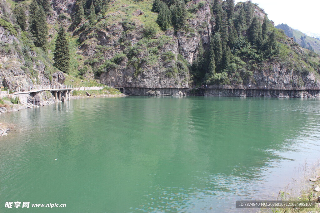 青山环抱的碧绿湖水