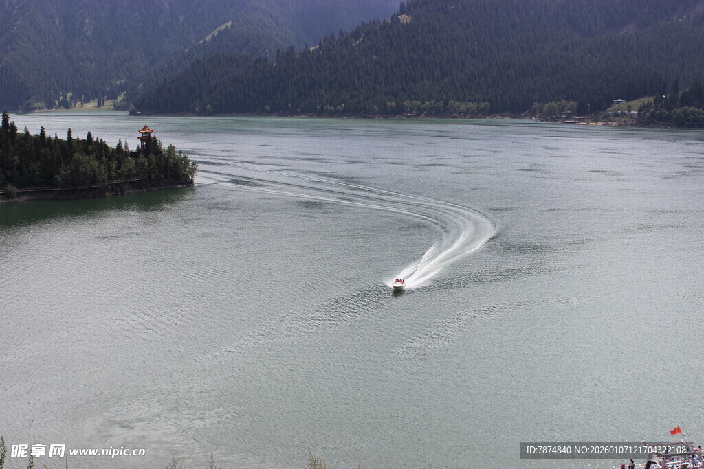 湖面上疾驰的白色快艇
