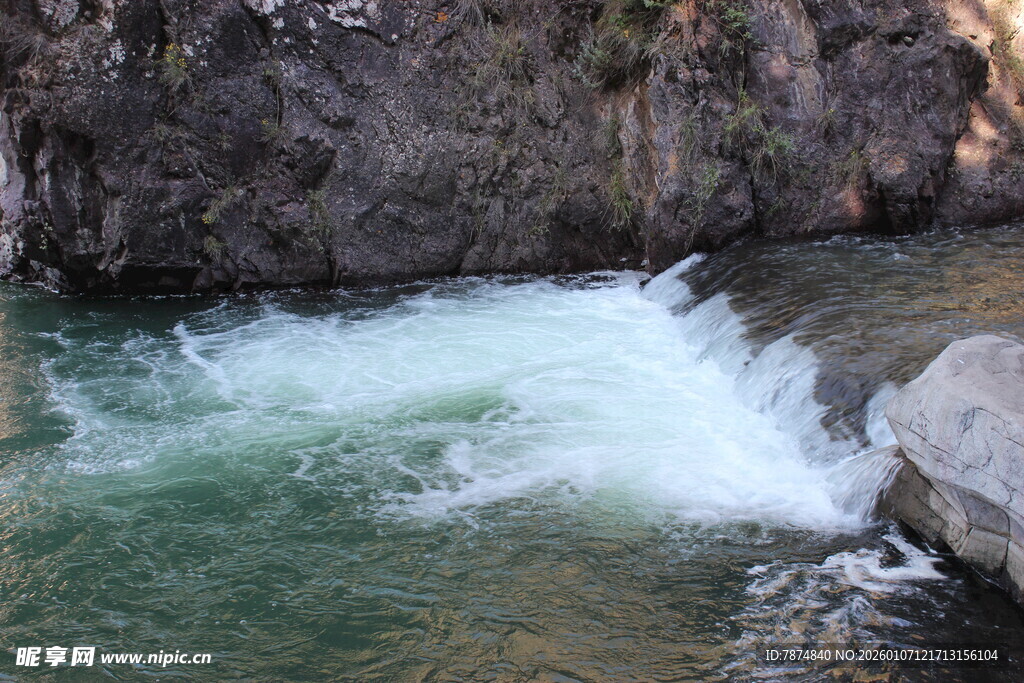 山间溪流激起白色水花