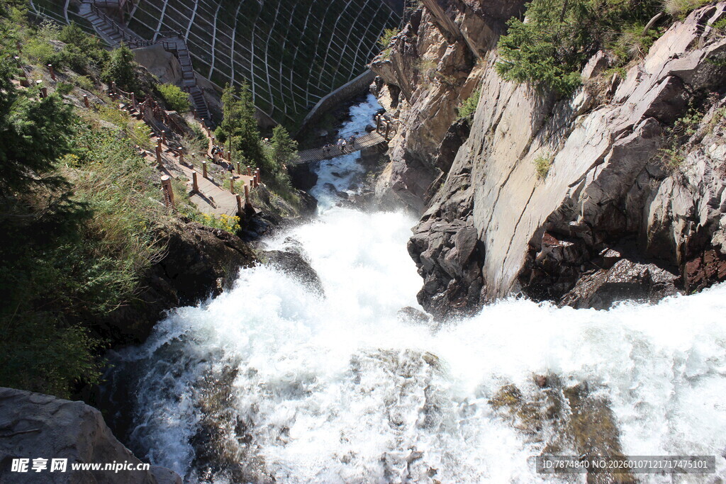 山间湍急溪流奔腾而下