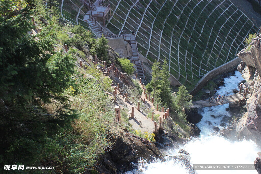 山间吊桥旁的湍急溪流