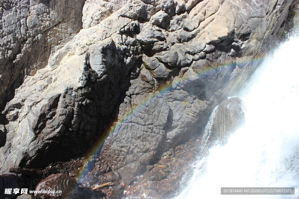 岩石间的绚丽彩虹