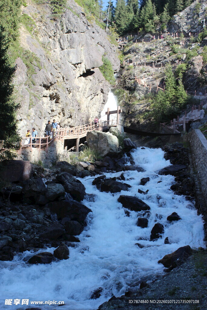 山间湍急溪流与古朴建筑