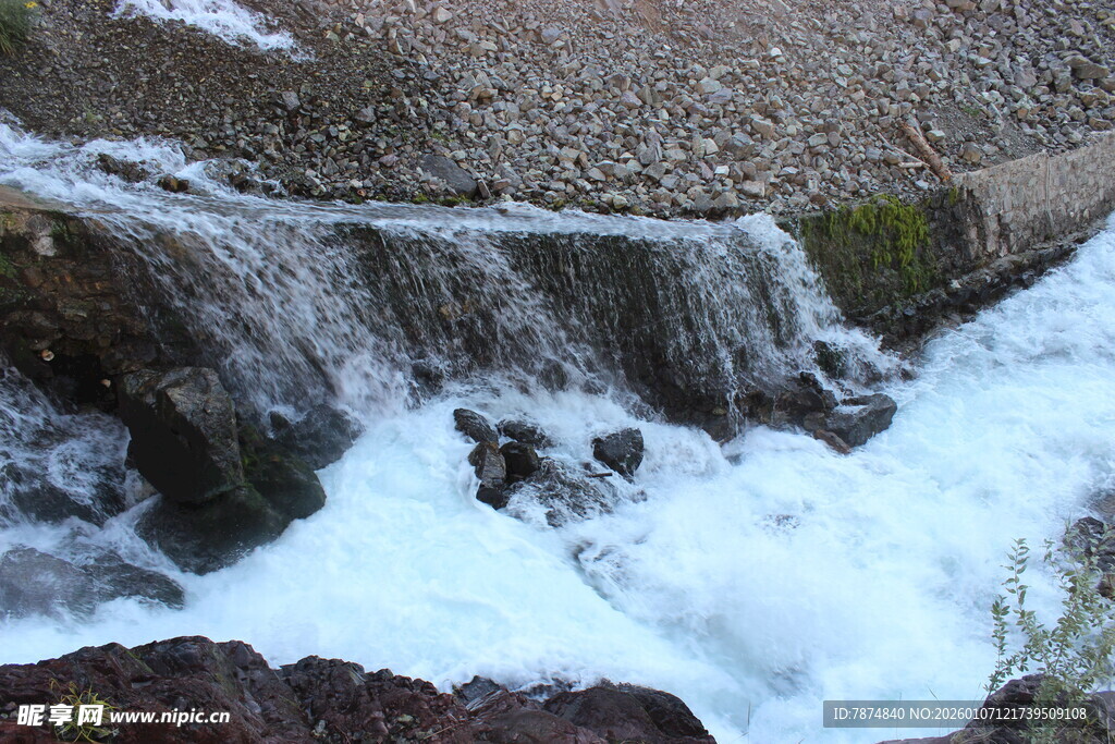 山间溪流瀑布景观