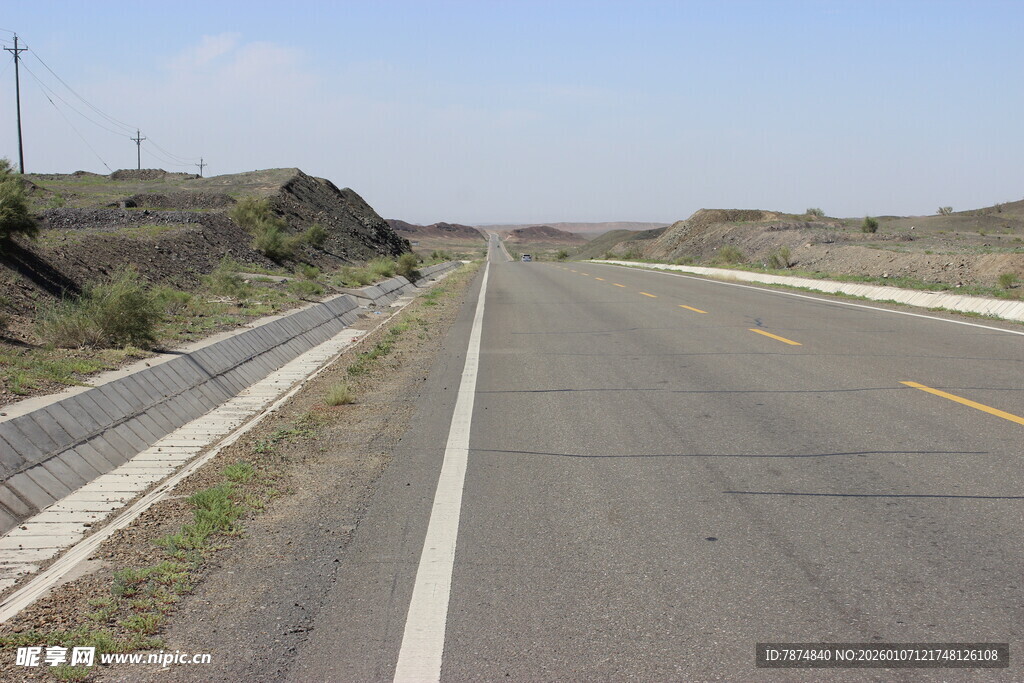 空旷公路延伸向远方