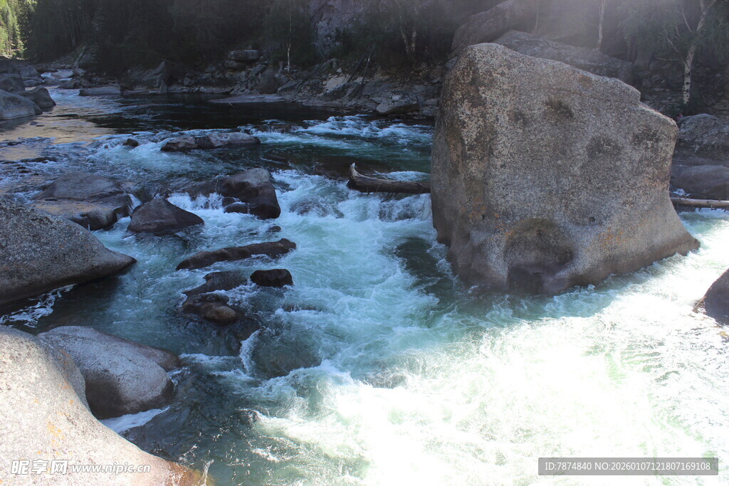 山间溪流中的巨石