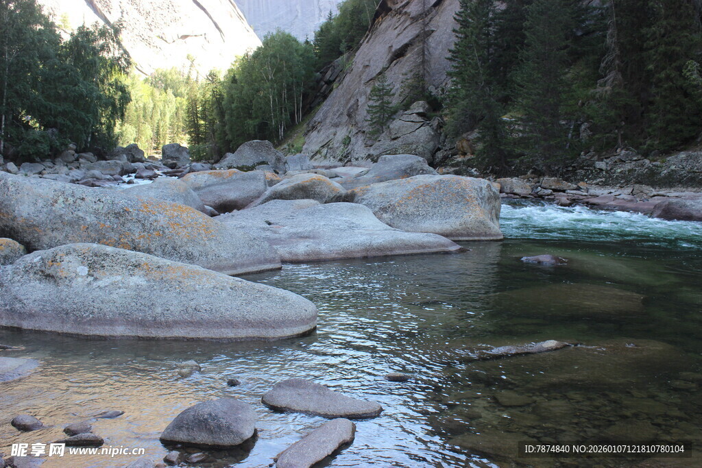 山间清澈溪流与岩石景观