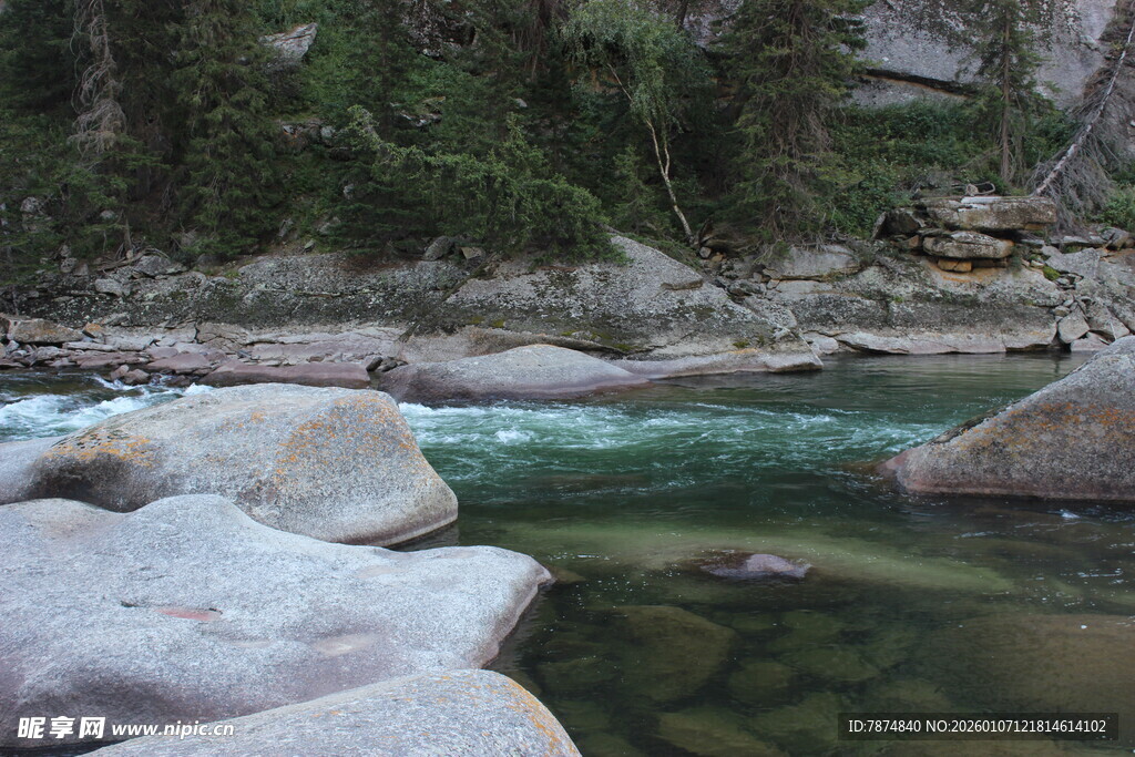 山间清澈溪流与岩石景观