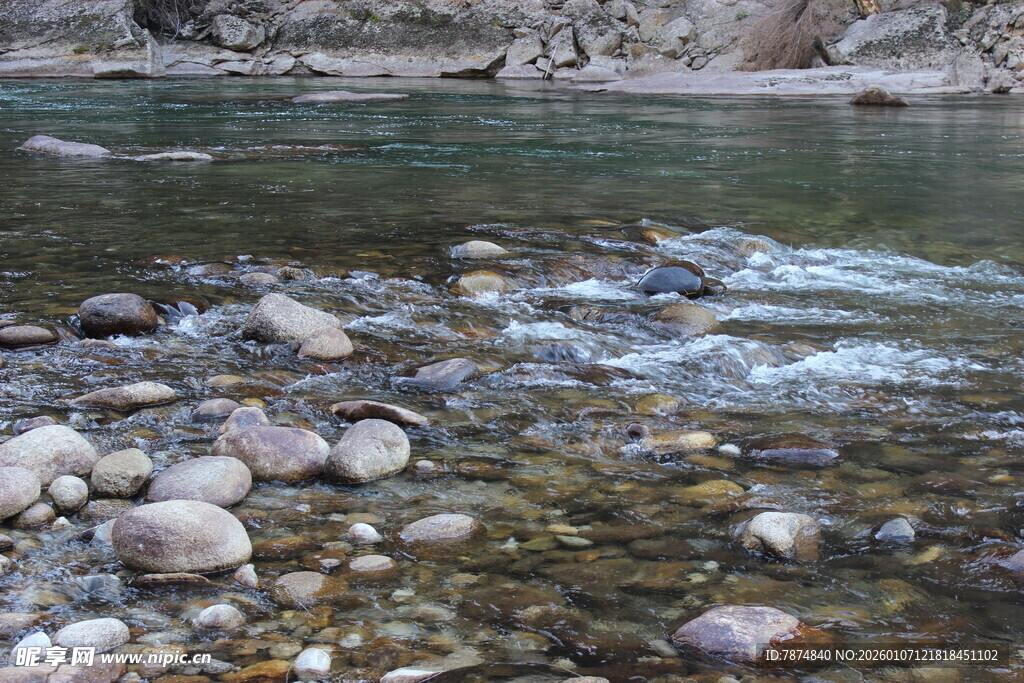 清澈溪流中的多彩鹅卵石