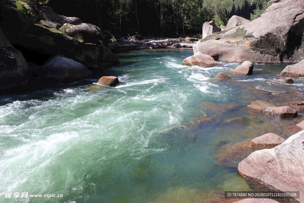 山间湍急的碧绿溪流