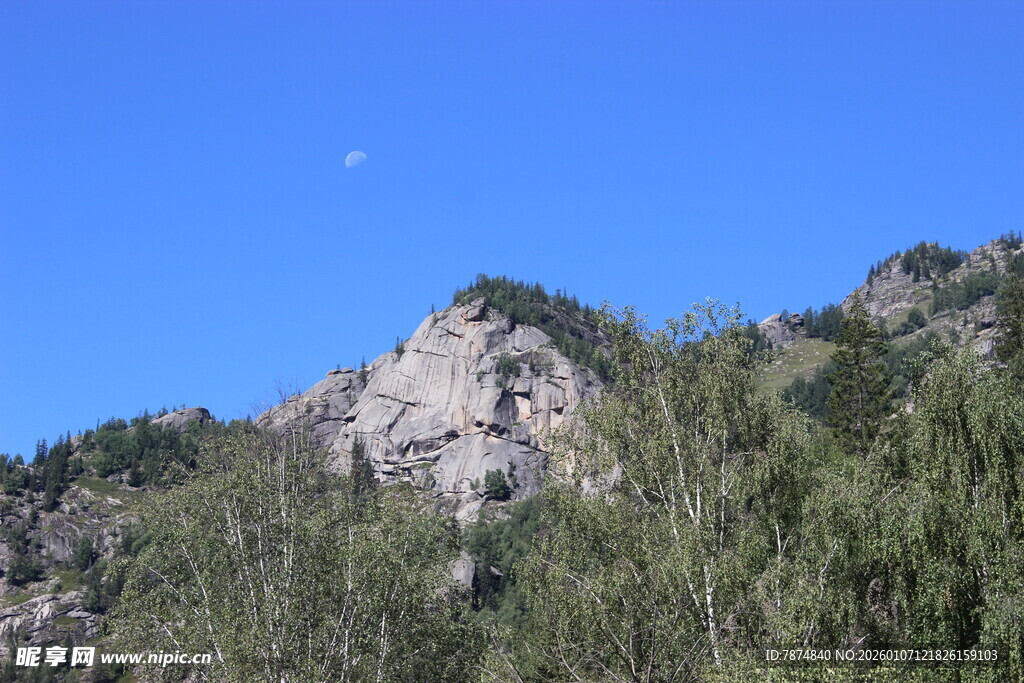峻峭山峰与葱郁植被