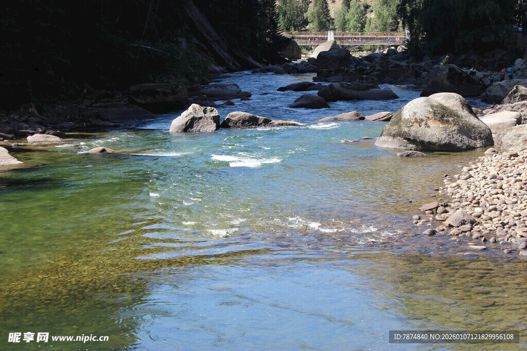 山间清澈溪流风景