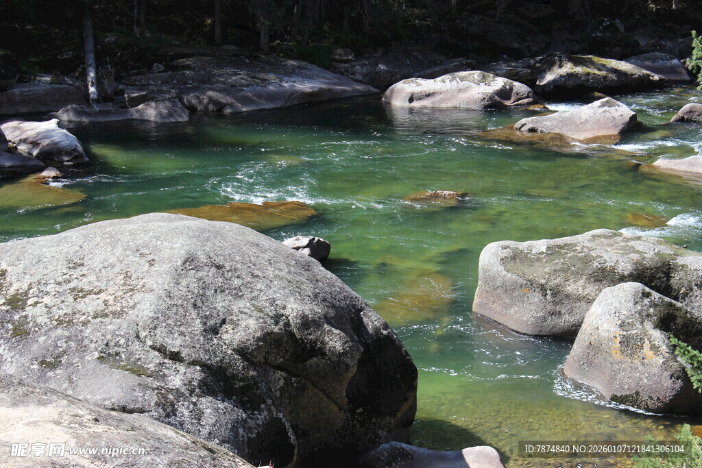 山间清澈溪流与岩石
