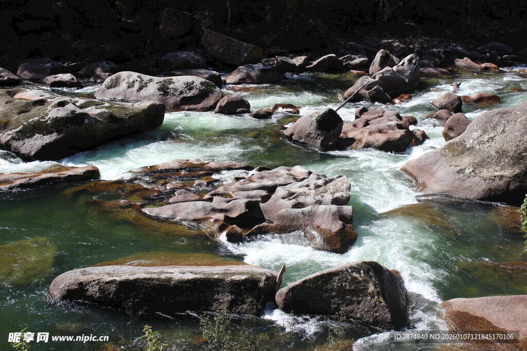 山间溪流与嶙峋怪石