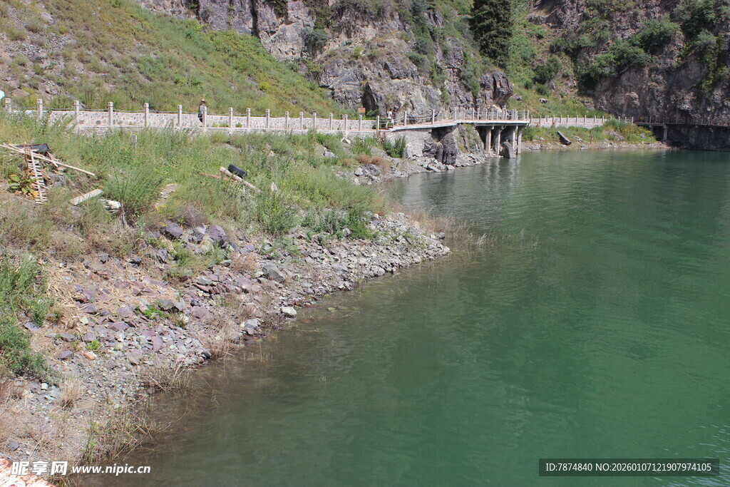 山间绿水边的蜿蜒公路