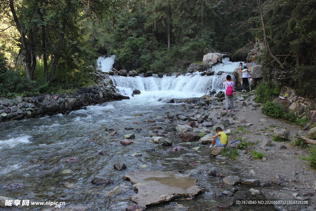 山间溪流旁的徒步者