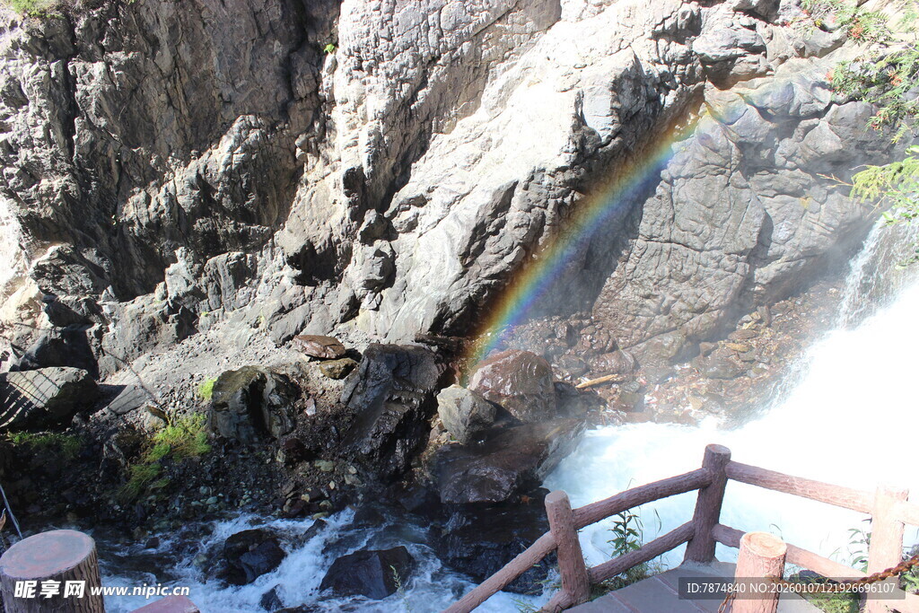 山间瀑布现彩虹美景
