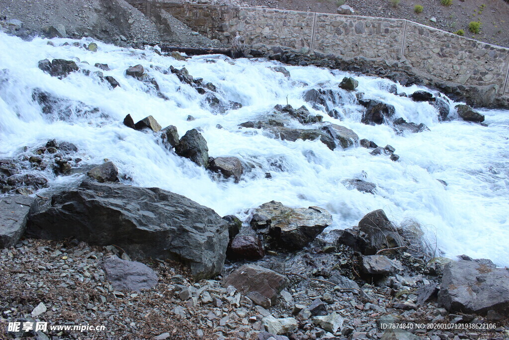 山间残雪覆于嶙峋岩石