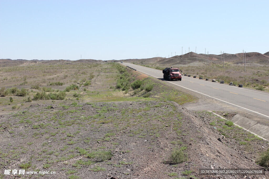 荒野中的行驶车辆