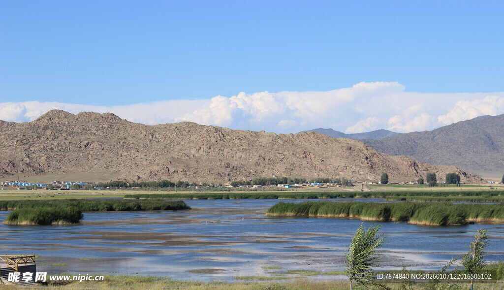 河畔边的壮丽山景风光