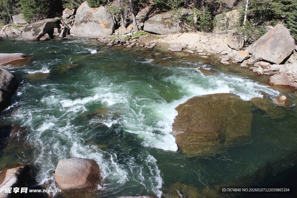 山间溪流湍急的清澈美景