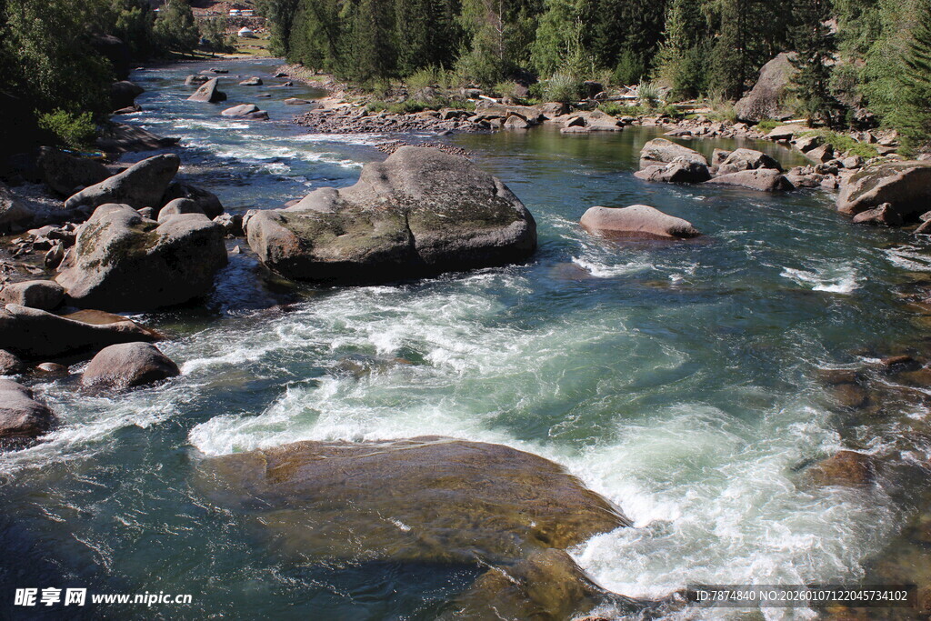 山间湍急溪流与嶙峋怪石