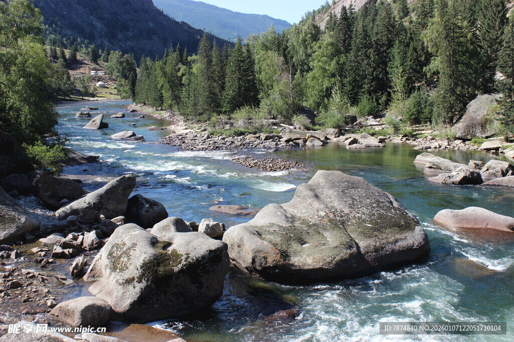 山间溪流与巨石的自然美景