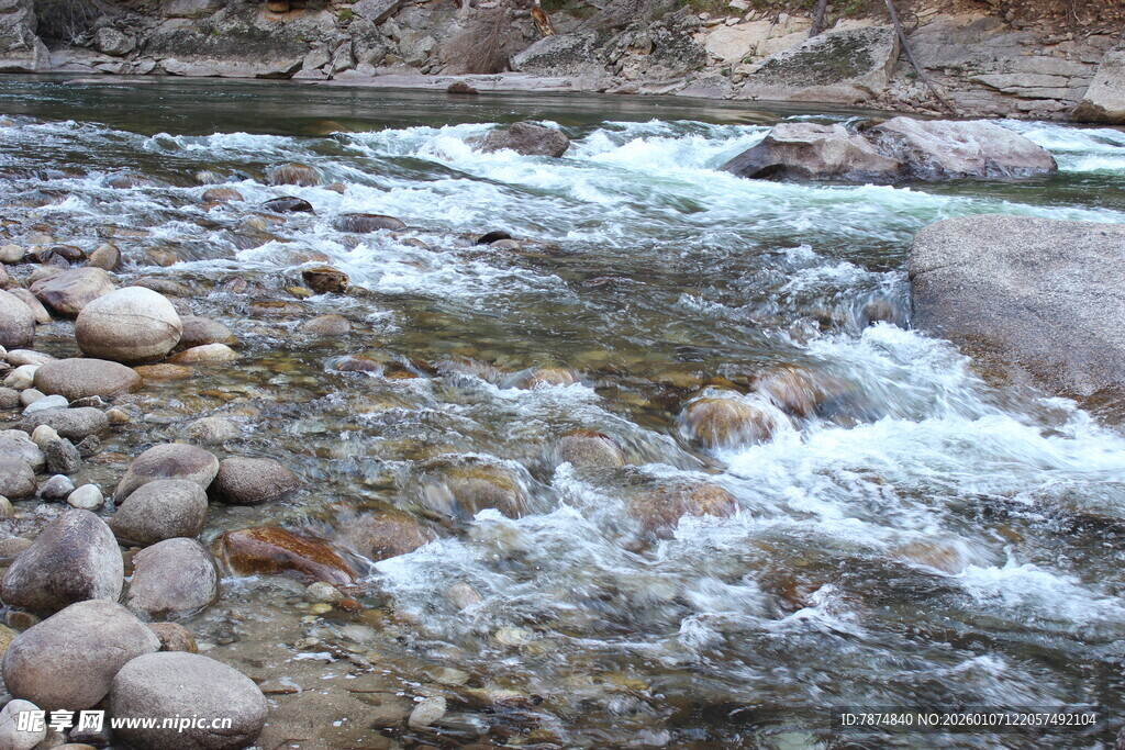 山间溪流潺潺 石间流水