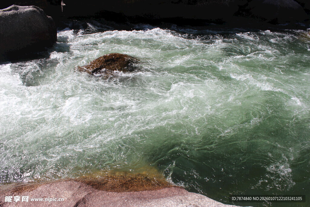 湍急溪流中的涌动水花