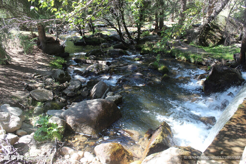 山间溪流潺潺的自然美景