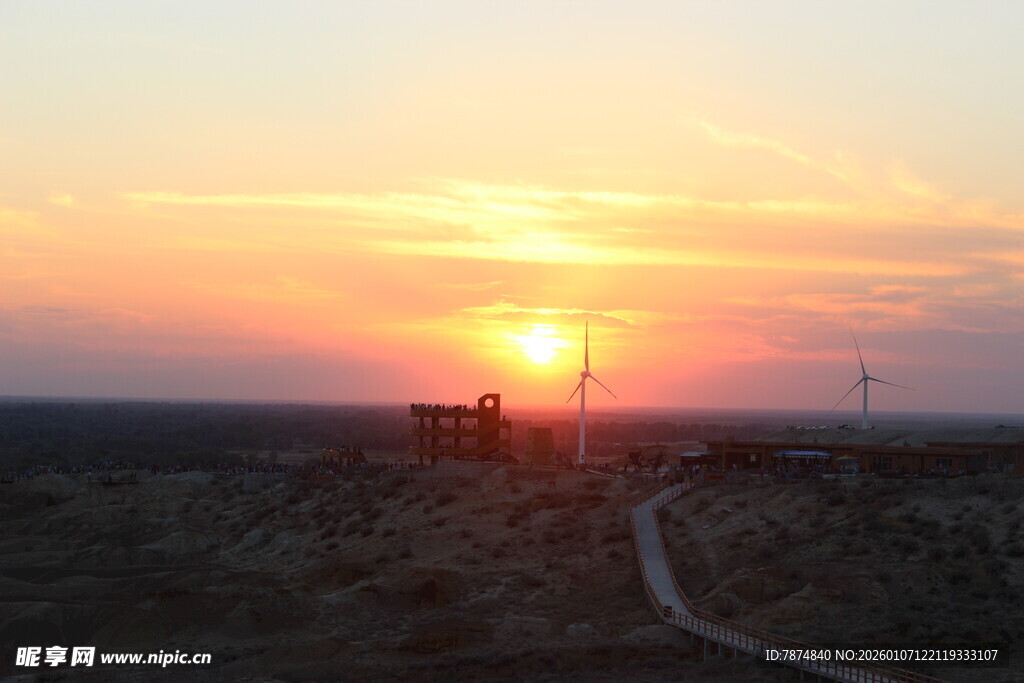 夕阳下的旷野之路