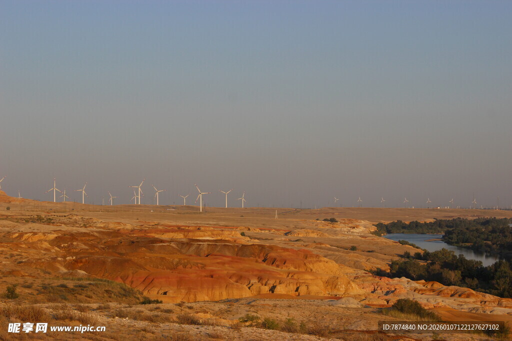 荒漠中的风力发电景观