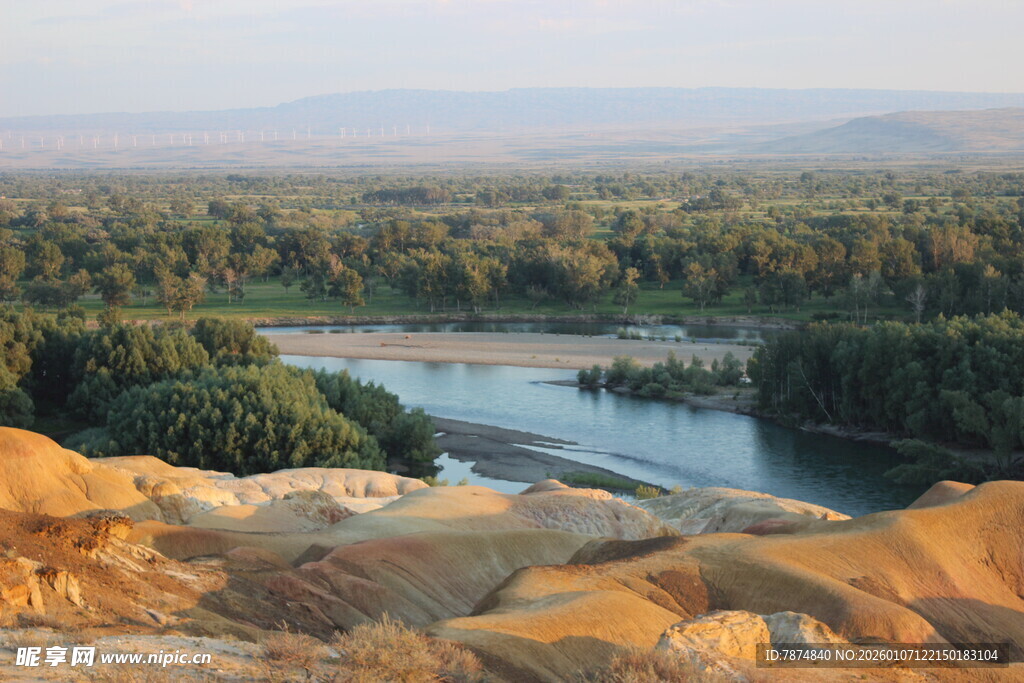 沙漠中的河流景观