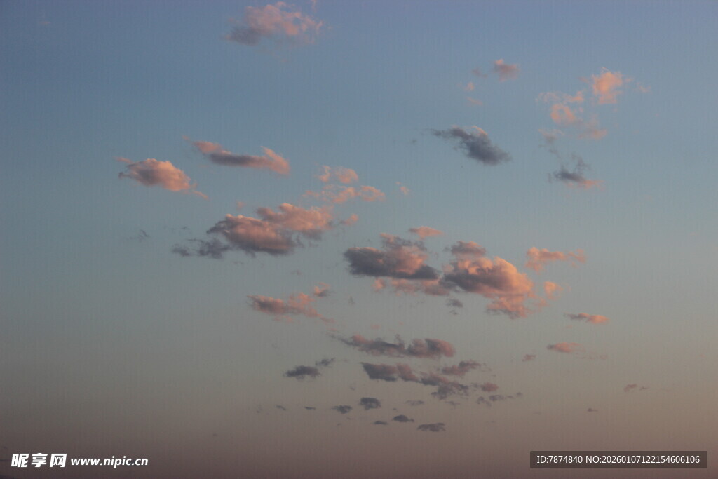 夕阳下的梦幻云朵