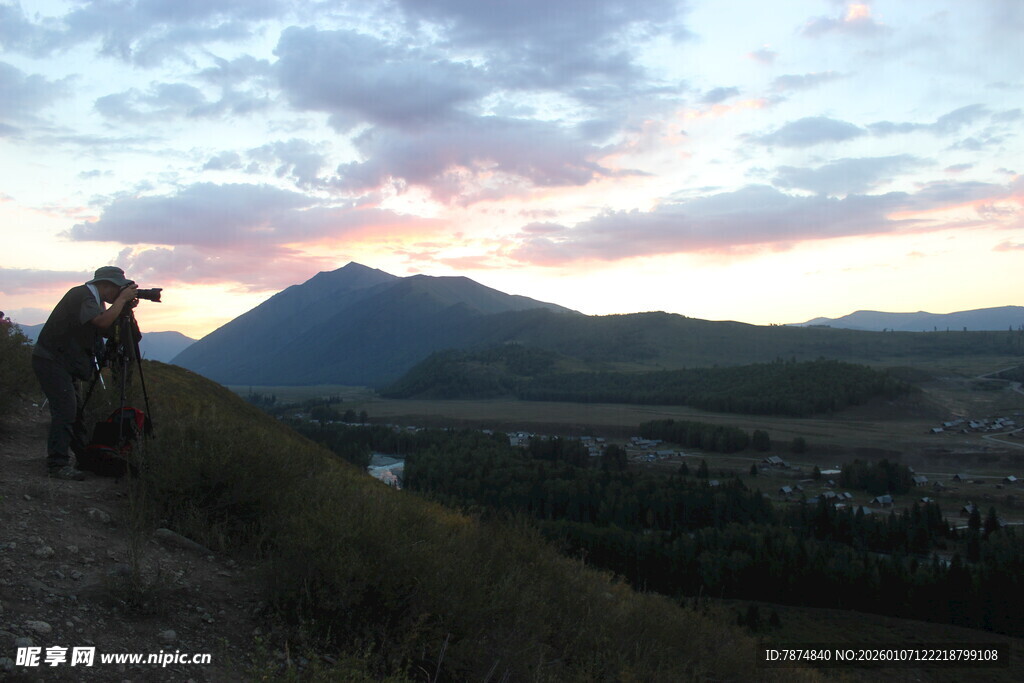 黄昏下的户外徒步者