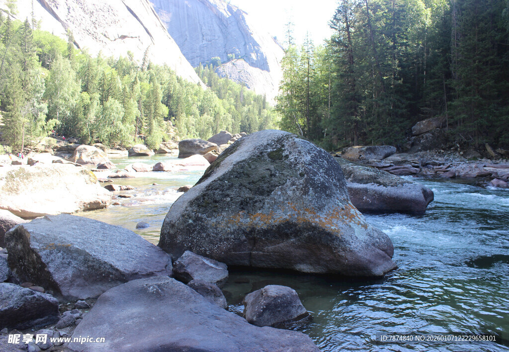 山间溪流中的大块岩石