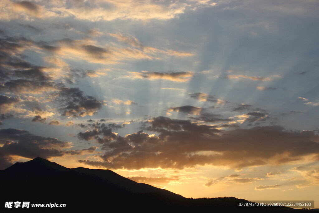 日落时分的山峦与霞光