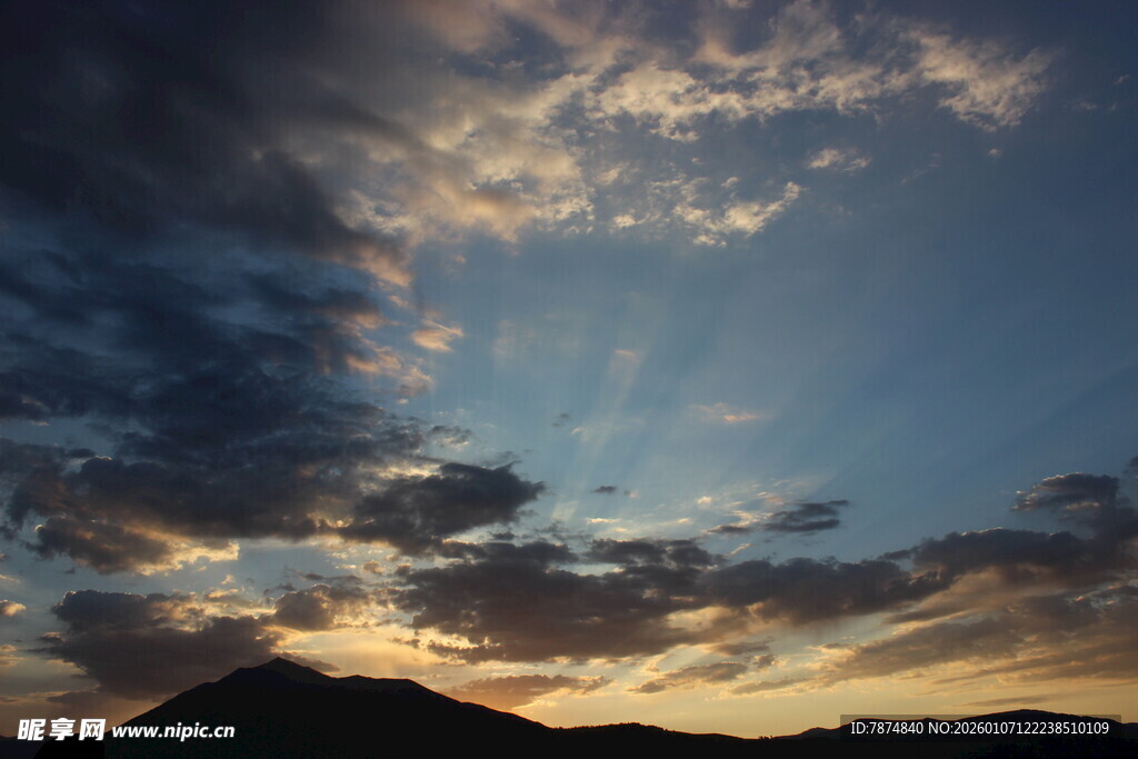 日落时分的壮丽天空景观