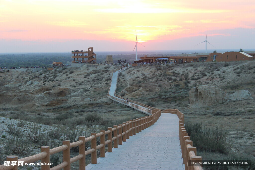 夕阳下的栈道景观