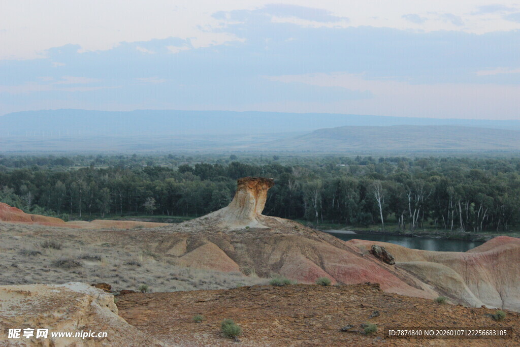 五彩山丘边的壮丽景观